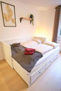 Ein Bett oder Betten in einem Zimmer der Unterkunft Ferienwohnung Eschenberg