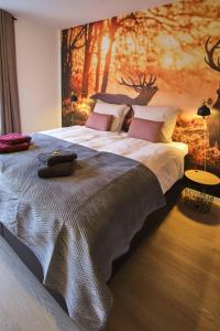 ein Schlafzimmer mit einem großen Bett mit Geweihen an der Wand in der Unterkunft Ferienwohnung Eschenberg in Winterberg