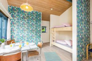 フロムにあるFlåm Camping & Cabinsのテーブルと二段ベッドが備わる客室です。