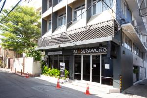 un edificio con un letrero que lee los cantando en 185@Surawong Residence, en Bangkok