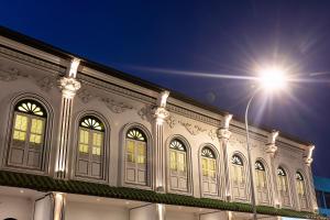un bâtiment avec un éclairage de rue devant lui dans l'établissement The NINES HOTEL Malacca, à Malacca