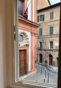 een raam met uitzicht op een gebouw bij Pispini Apartment in Siena