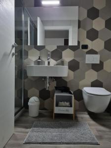 y baño con lavabo y aseo. en PincoPancoRooms, en Acquasanta Terme