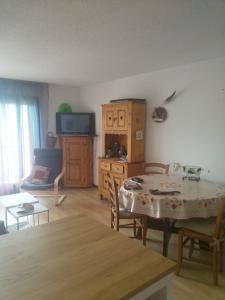 ein Wohnzimmer mit einem Tisch und einem Sofa in der Unterkunft Residence Pierre Aigue in Saint-Sorlin-dʼArves