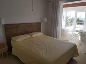 Llit o llits en una habitació de Villa en primera linea de mar cerca de Binibeca