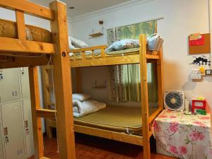 Tempat tidur susun dalam kamar di Yellow House Hostel Huizhou West Lake
