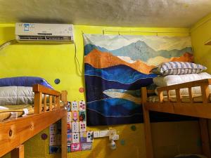 Voodi või voodid majutusasutuse Yellow House Hostel Huizhou West Lake toas