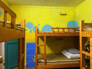 Narivoodi või narivoodid majutusasutuse Yellow House Hostel Huizhou West Lake toas