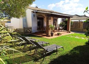 eine Gruppe von Gartenstühlen in der Unterkunft Casa Juanse in Conil de la Frontera