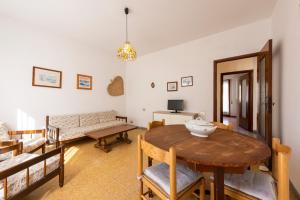 un soggiorno con un tavolo e un divano di Suite Daniela 3 by MMega a Massa