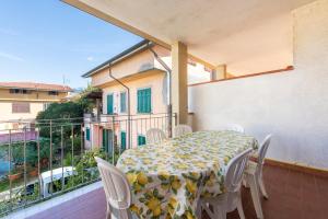 un balcone con tavolo e sedie su un balcone di Suite Daniela 3 by MMega a Massa