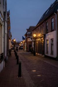 an empty street in an old town at night at Boutique Hotel Huys Oud Teylingen in Warmond
