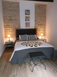 1 dormitorio con 1 cama grande y 2 lámparas en Entre patios y flores, en Córdoba