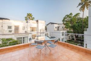 Balkón nebo terasa v ubytování Snowdrop- Exquisite 3BHK Villa with Pool- Candolim By StayMonkey