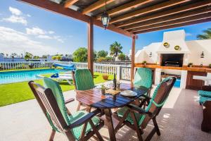 Zdjęcie z galerii obiektu Beautiful 2 Bed Villa with large pool Casa Manana w mieście Playa Blanca
