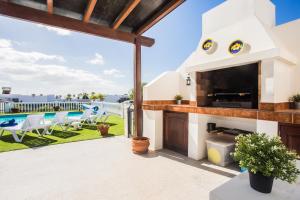 Zdjęcie z galerii obiektu Beautiful 2 Bed Villa with large pool Casa Manana w mieście Playa Blanca