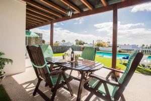 Zdjęcie z galerii obiektu Beautiful 2 Bed Villa with large pool Casa Manana w mieście Playa Blanca