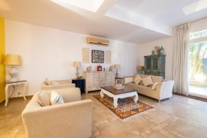 Sala de estar con 2 sofás y mesa en Snowdrop- Exquisite 3BHK Villa with Pool- Candolim By StayMonkey, en Calangute