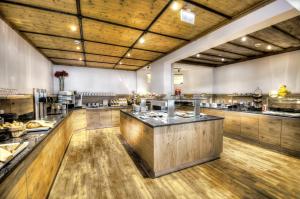 Kuchyňa alebo kuchynka v ubytovaní Appartement & Suiten Hotel Glöcknerin