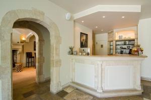 a living room with an archway in a house at B&B Het Merelnest in Waardamme