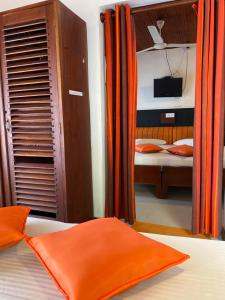 Postel nebo postele na pokoji v ubytování Beach Walk Hotel Unawatuna