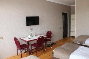 TV a/nebo společenská místnost v ubytování Beylagan Naftalan Hotel
