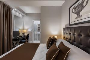 A bed or beds in a room at HR BEDROOMS IN FLORENCE