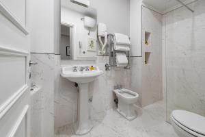 A bathroom at HR BEDROOMS IN FLORENCE