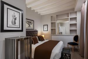 A bed or beds in a room at HR BEDROOMS IN FLORENCE