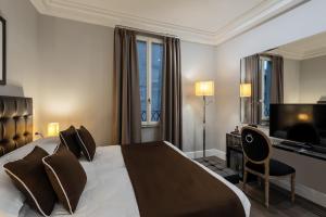 A bed or beds in a room at HR BEDROOMS IN FLORENCE