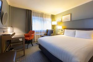 Pokój hotelowy z dużym łóżkiem i biurkiem w obiekcie Holiday Inn London - Regent's Park, an IHG Hotel w Londynie