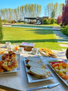 una mesa cubierta con platos de comida encima de una mesa en La Estacada Polo & Lodge en Tunuyán