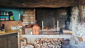 una cocina con horno de piedra con leña en Apartamento A Guarda, en A Guarda 39 fotos más