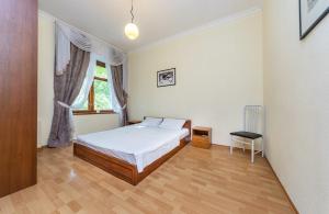 1 dormitorio con cama y ventana en Alex Apartments near Independence Square - Kiev, en Kiev