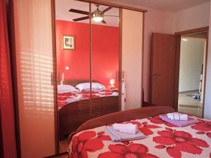 Postel nebo postele na pokoji v ubytování Apartment in Jasenice 35406