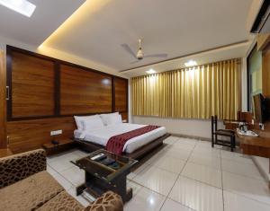 Posteľ alebo postele v izbe v ubytovaní Hotel Radiant Kolhapur