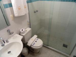 een badkamer met een douche, een toilet en een wastafel bij Village du Soleil in Cabo Frio