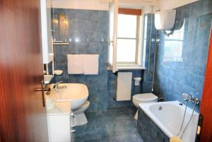 Koupelna v ubytování VILLA LINA a 500 mt dal mare + 24 fotografií