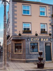 un bar de la ciudad al lado de un edificio en 3 BEDROOM LUXURY APARTMENT Across the street from THE CASHEL PALACE HOTEL en Cashel
