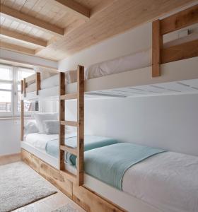 Poschodová posteľ alebo postele v izbe v ubytovaní Val de Ruda Luxe 43 by FeelFree Rentals