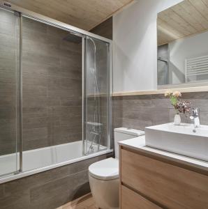 Et badeværelse på Val de Ruda Luxe 43 by FeelFree Rentals + 16 billeder