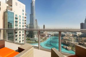 Bazén v ubytování Ramada by Wyndham Downtown Dubai nebo v jeho okolí