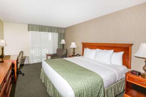 Postel nebo postele na pokoji v ubytování Ramada Plaza by Wyndham Waikiki