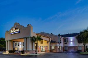a front view of a hotel at night at Baymont by Wyndham Hinesville Fort Stewart Area in Hinesville