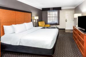 Postel nebo postele na pokoji v ubytování La Quinta Inn by Wyndham Laredo I-35