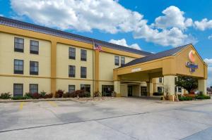 um hotel com uma bandeira americana num parque de estacionamento em Comfort Inn Ottawa em Ottawa