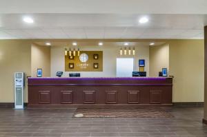 a lobby of a hospital with a waiting room at Comfort Inn Ottawa in Ottawa