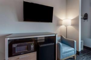 TV tai viihdekeskus majoituspaikassa Baymont by Wyndham Madison