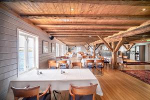 comedor con mesa blanca y sillas en Finnøy Bryggehotell - by Classic Norway Hotels en Finnøy