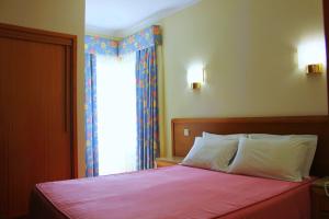 Łóżko lub łóżka w pokoju w obiekcie Hotel Caldelas